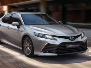 2025 Toyota Camry: पावरफुल इंजन और लग्जरी लुक के साथ एक परफेक्ट सेडान